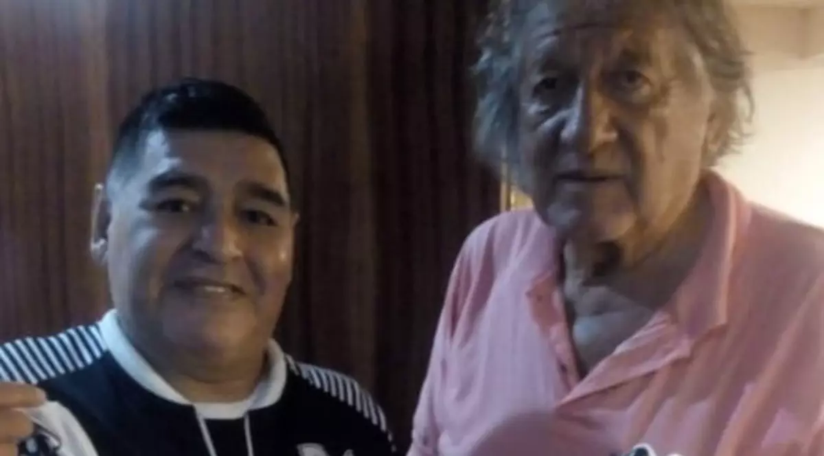 Maradona (stânga) și Tomas Karlovich