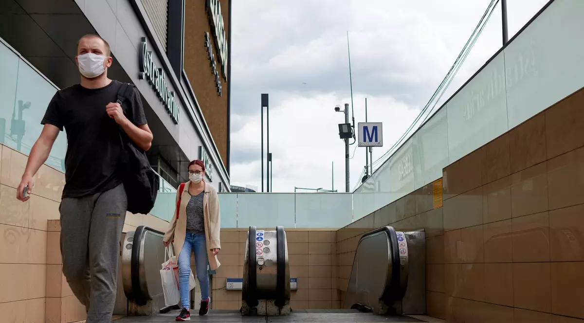 Viață cotidiană București, mățti de protecție la metrou FOTO: Raed Krishan / GSP