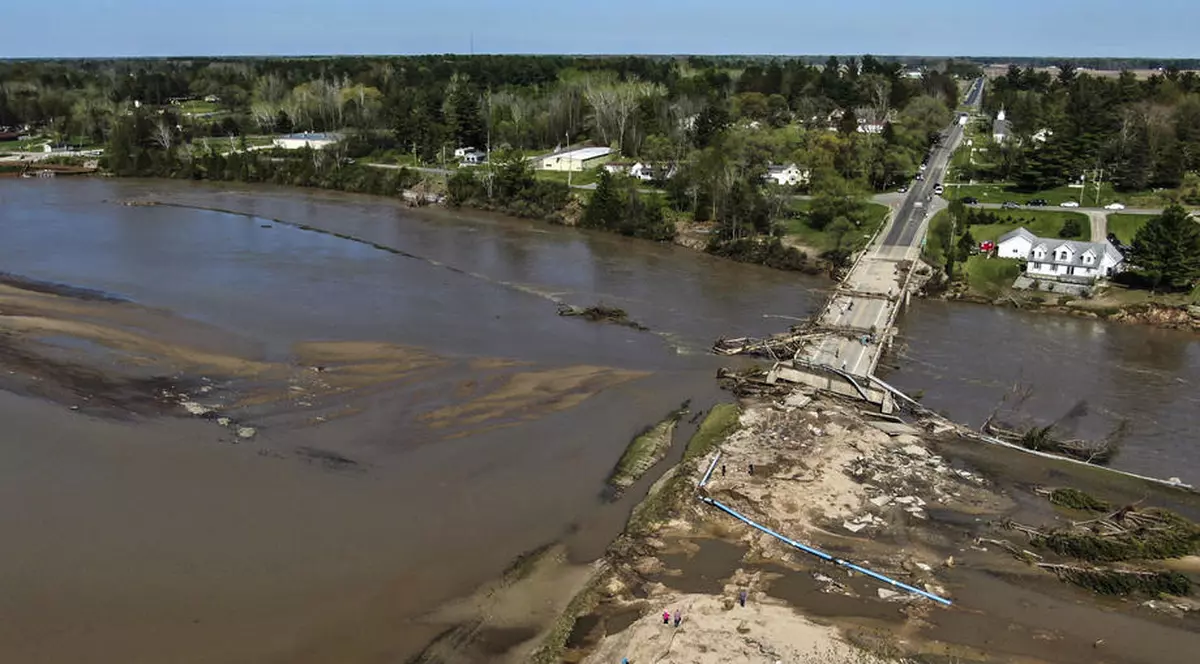 Inundații în SUA. Aproape 11.000 de persoane evacuate după fisurarea a două baraje în statul Michigan