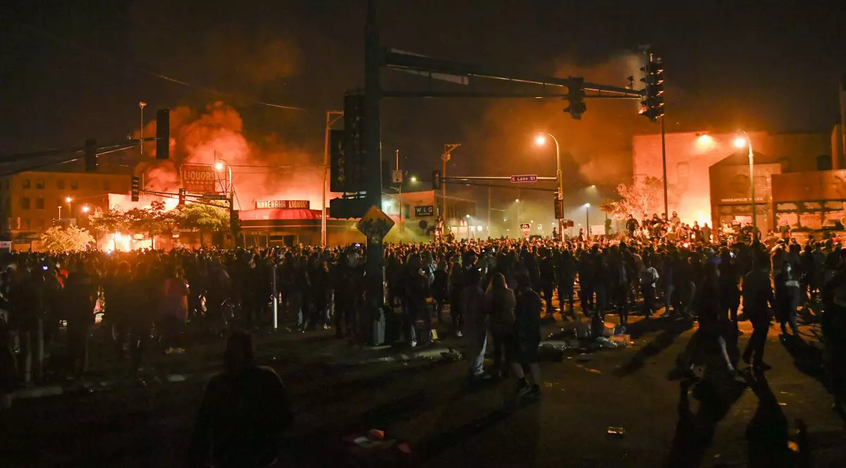 Furie în SUA: O secție de poliție din Minneapolis a fost incendiată, în a treia zi de proteste după moartea unui bărbat de culoare