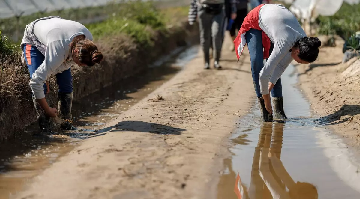 Corina și Tudora își curăță cizmele de noroi, Palos de la Frontera