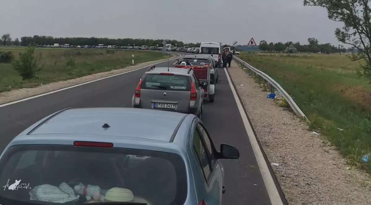 VIDEO | Infernul din Vama Nădlac. Disperarea unei femei care e blocată de peste 10 ore la frontieră: „E o bătaie de joc incredibilă”