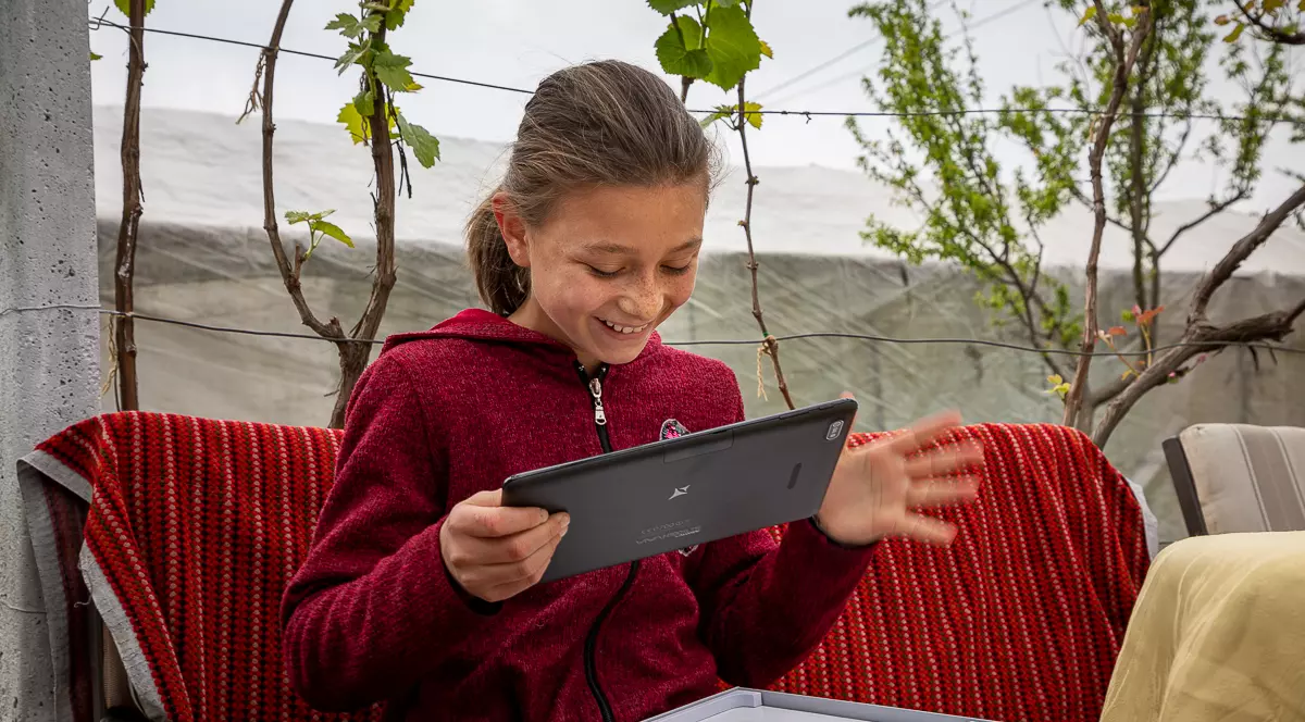 O școală din Călărași și-a dat terenul în arendă, ca să poată cumpăra tablete pentru elevii săraci