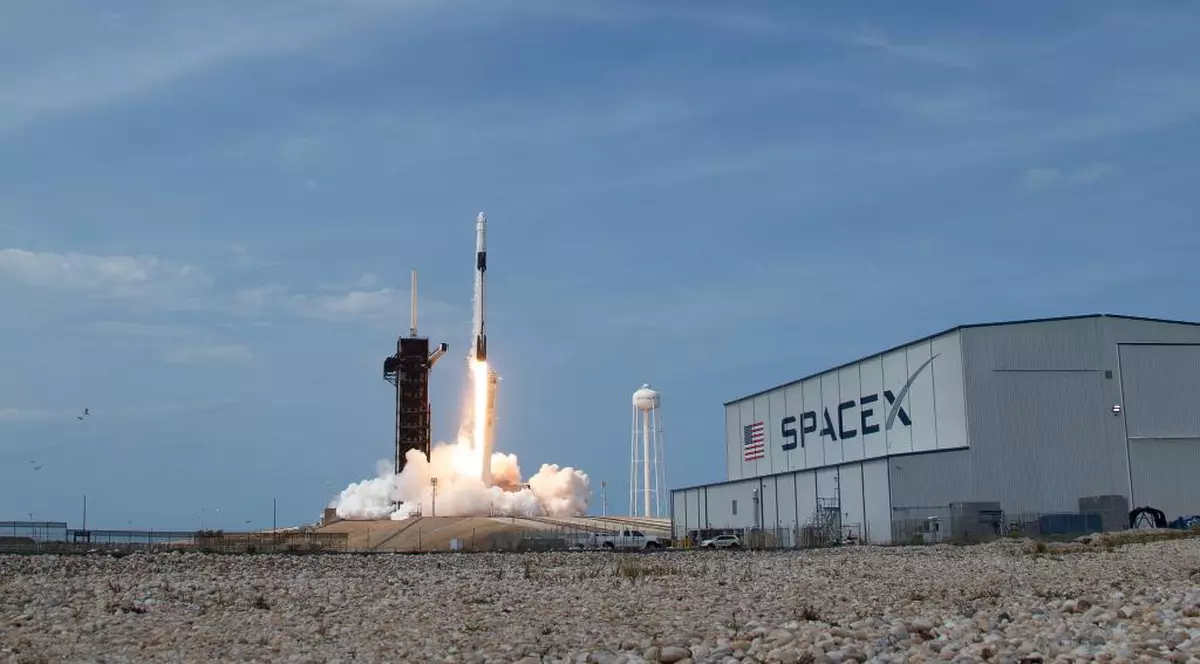 Capsula spaţială a lui Elon Musk, vizibilă din Bucureşti pentru un minut şi jumătate la puţin timp de la lansare