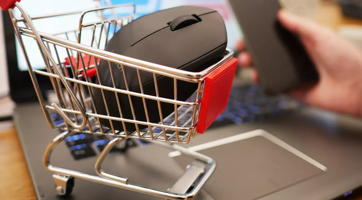 Economia digitală e, de fapt, economia pentru săraci, iar bogăția nu înseamnă să-ți poți cumpăra totul online, ci dimpotrivă