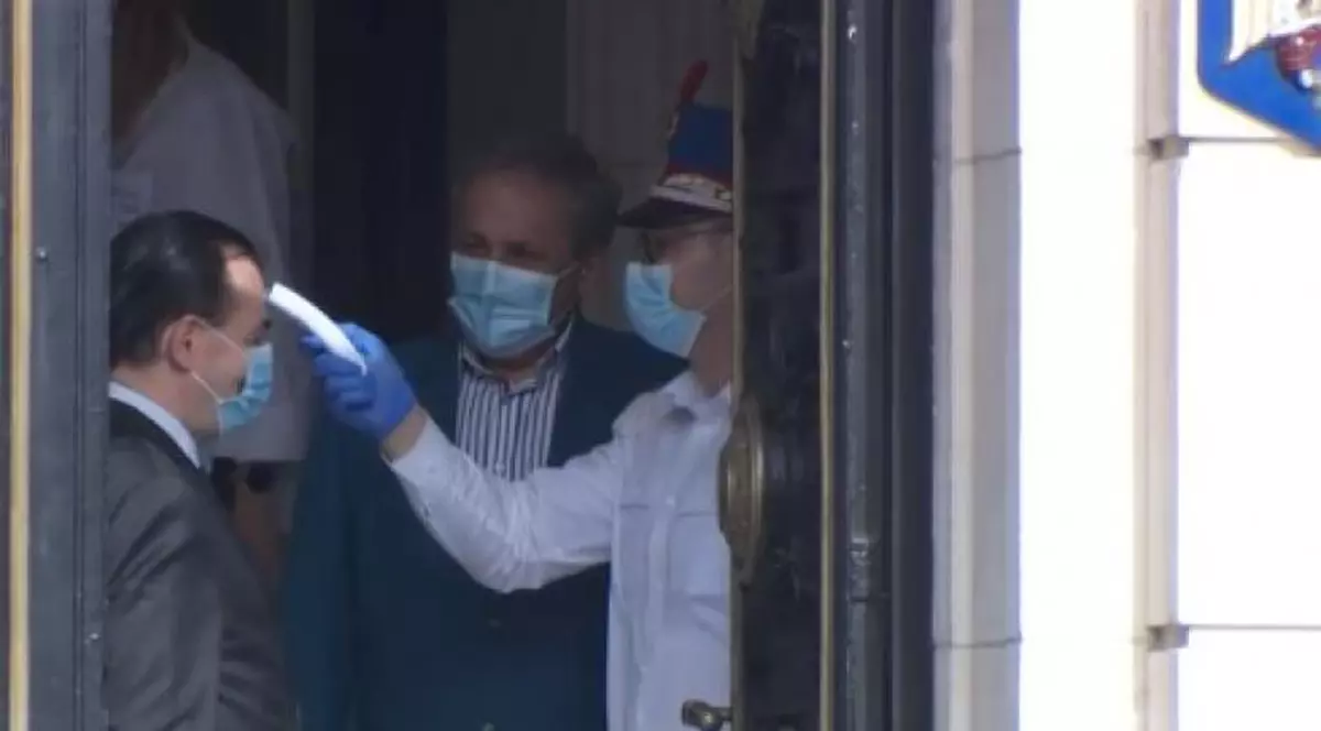 Ludovic Orban, verificat cu termometrul înainte de a intra în sediul MAI pentru şedinţa Comitetului pentru Situaţii de Urgenţă