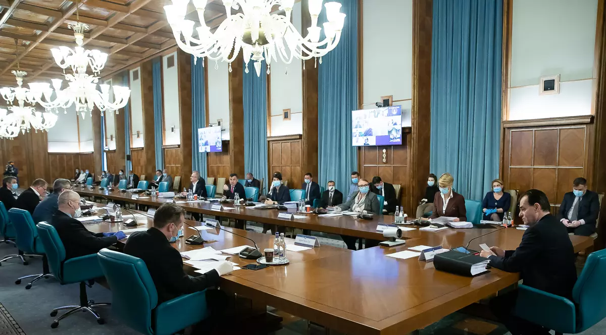 UPDATE | Guvernul cumpără tablete pentru 250.000 de elevi care nu au tehnologia necesară cursurilor online