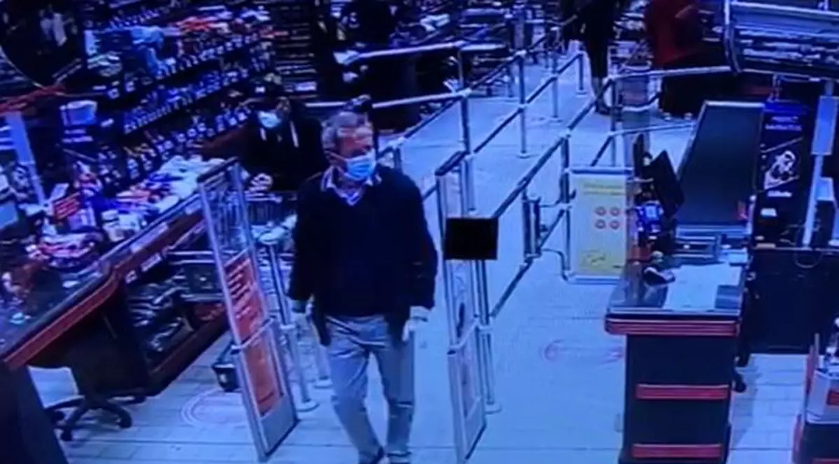 Bărbatul care a pierdut 30.000 de euro într-un supermarket din Timișoara, greu de identificat din cauza măștii de protecție