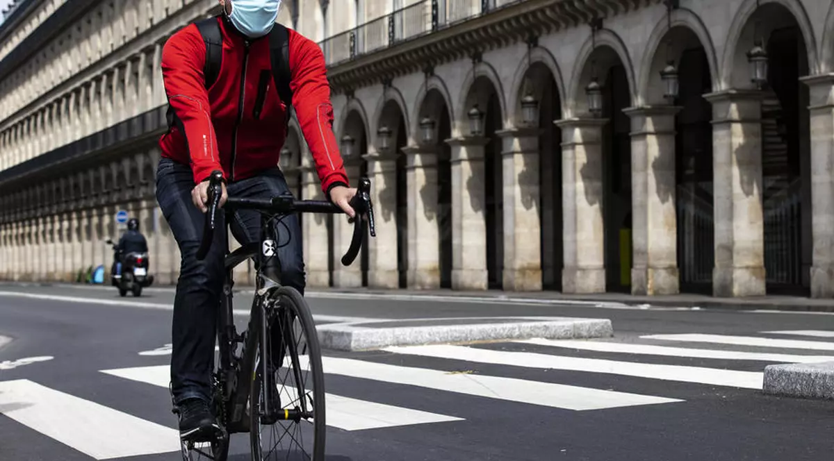 Parizienii recurg la mersul pe bicicletă, pentru a minimiza riscul infectării cu COVID-19