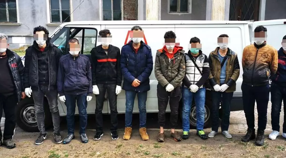 Zece migranţi sirieni depistaţi într-o autoutilitară pe A1. Cărăuşii români au fost reţinuţi