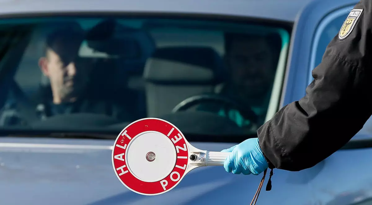 Un român a fost prins cu o mașină furată și documente falsificate la frontiera din Austria