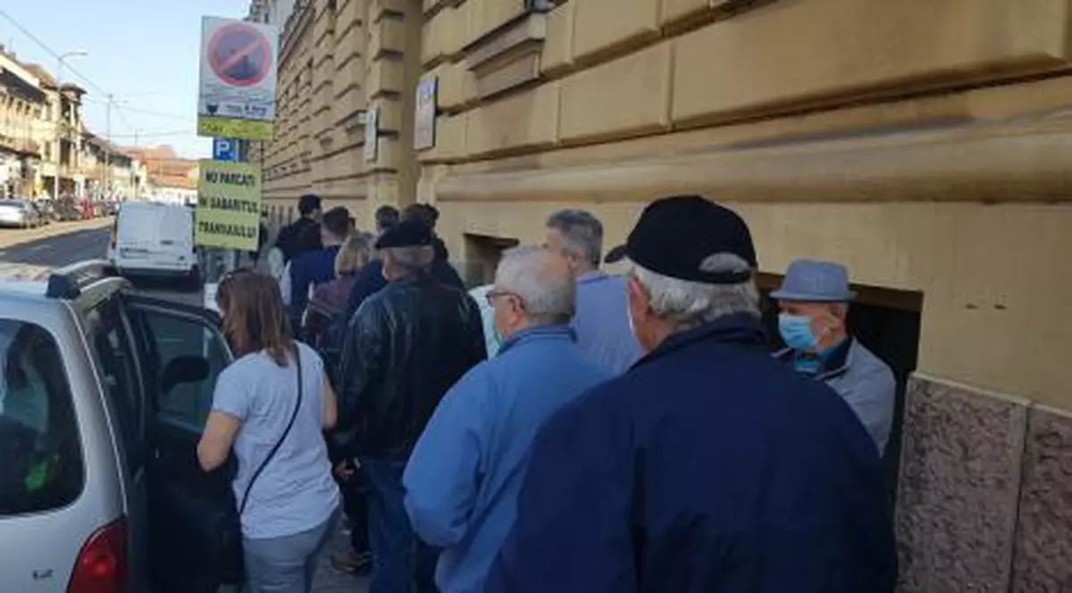 VIDEO| Cozi uriașe în fața primăriei din Oradea. Oamenii s-au înghesuit să-și plătească impozitele