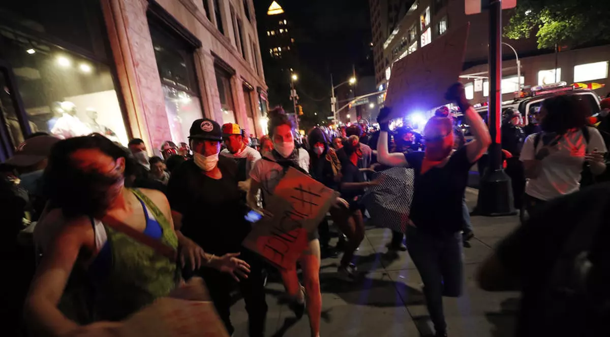 O jurnalistă şi-a pierdut un ochi, după ce a fost atacată de poliţia americană. Mai mulţi jurnalişti au fost răniţi în timpul protestelor care au cuprins SUA