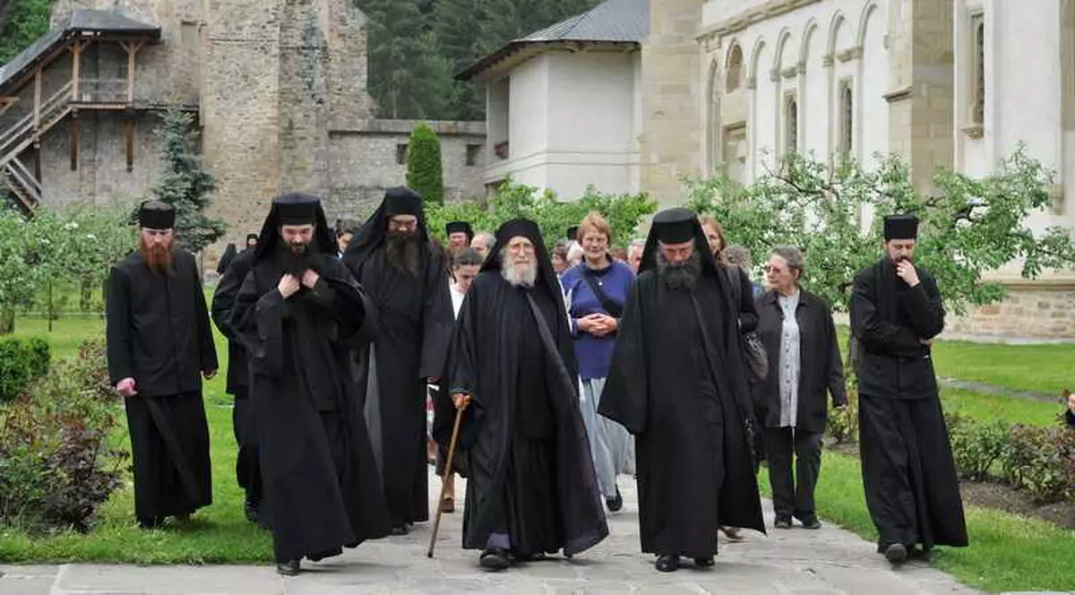 Un bătrân îngrijit de călugări a murit la Mănăstirea Putna cu o săptămână înainte de focarul COVID-19. „Nu e coronavirus. Nu are nimeni simptome”