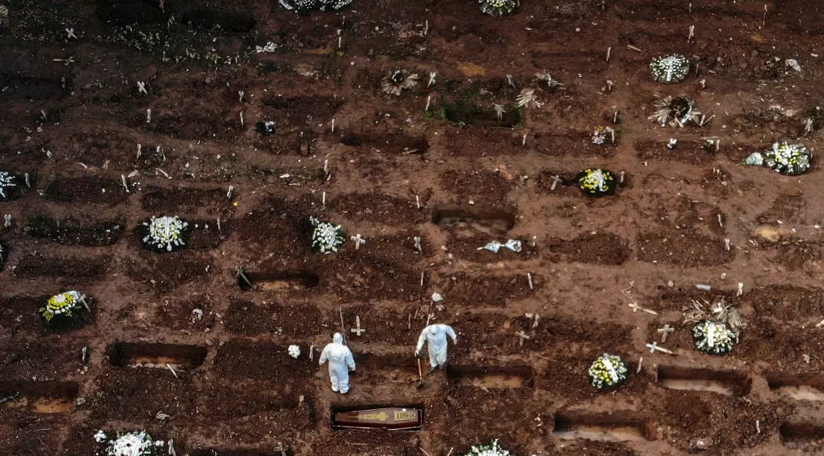 O victimă a COVID-19 este îngropată într-un cimitir aflat la nord de Rio de Janeiro FOTO: EPA