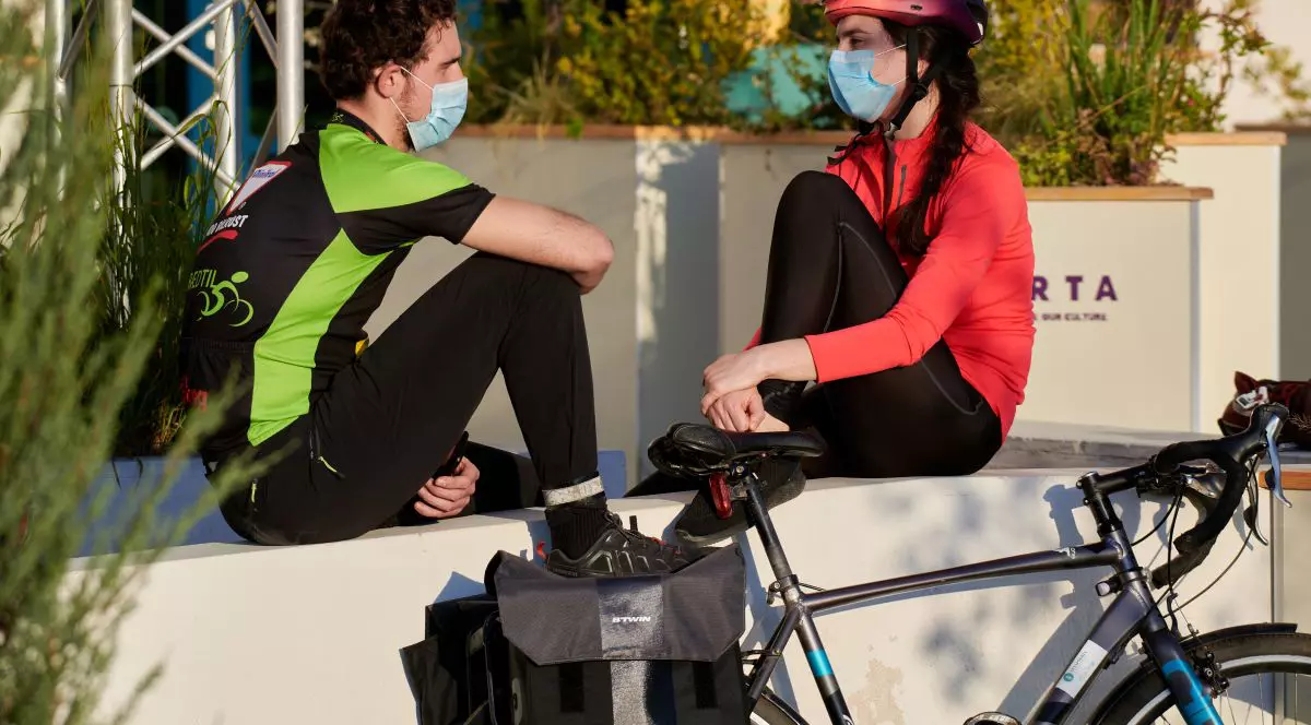 Masca redevine obligatorie în toate spațiile închise sau deschise, în localitățile cu incidența peste 6