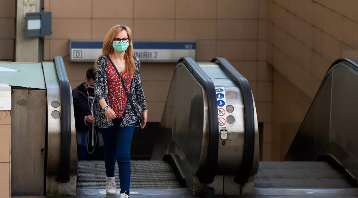 OFICIAL | Masca de protecţie devine obligatorie în mijloacele de transport în comun, în gări şi aeroporturi