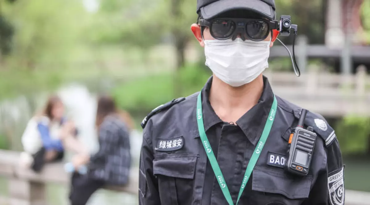 O companie din China a inventat ochelarii inteligenți care iau temperatura. Polițist chinez cu ochelarii inteligenți Rokid T1