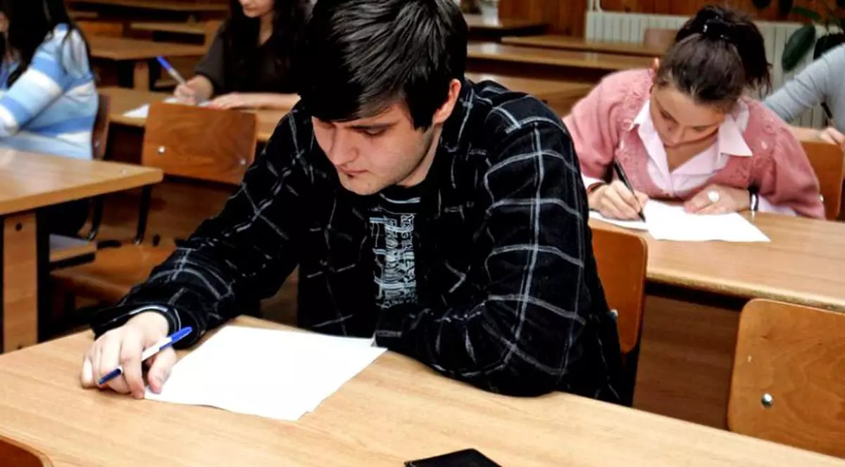 Schimbări în metodologia Evaluării Naționale. Procedură specială pentru elevii izolați sau bolnavi de COVID-19; contestațiile pot fi depuse și electronic