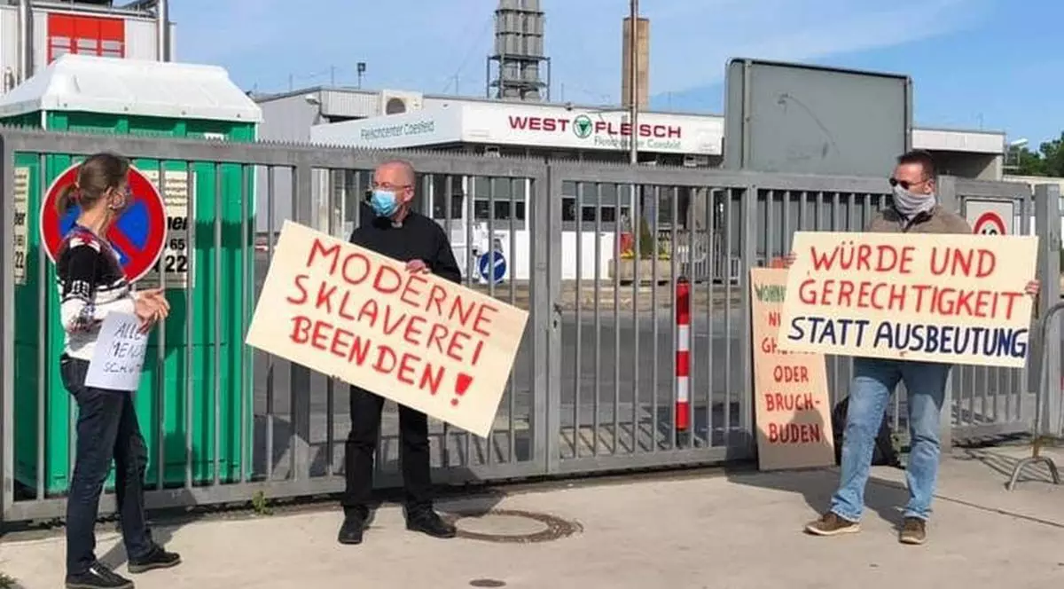 Un preot german romano-catolic protestează în apărarea muncitorilor români: “Șefii acestor abatoare au relații politice”