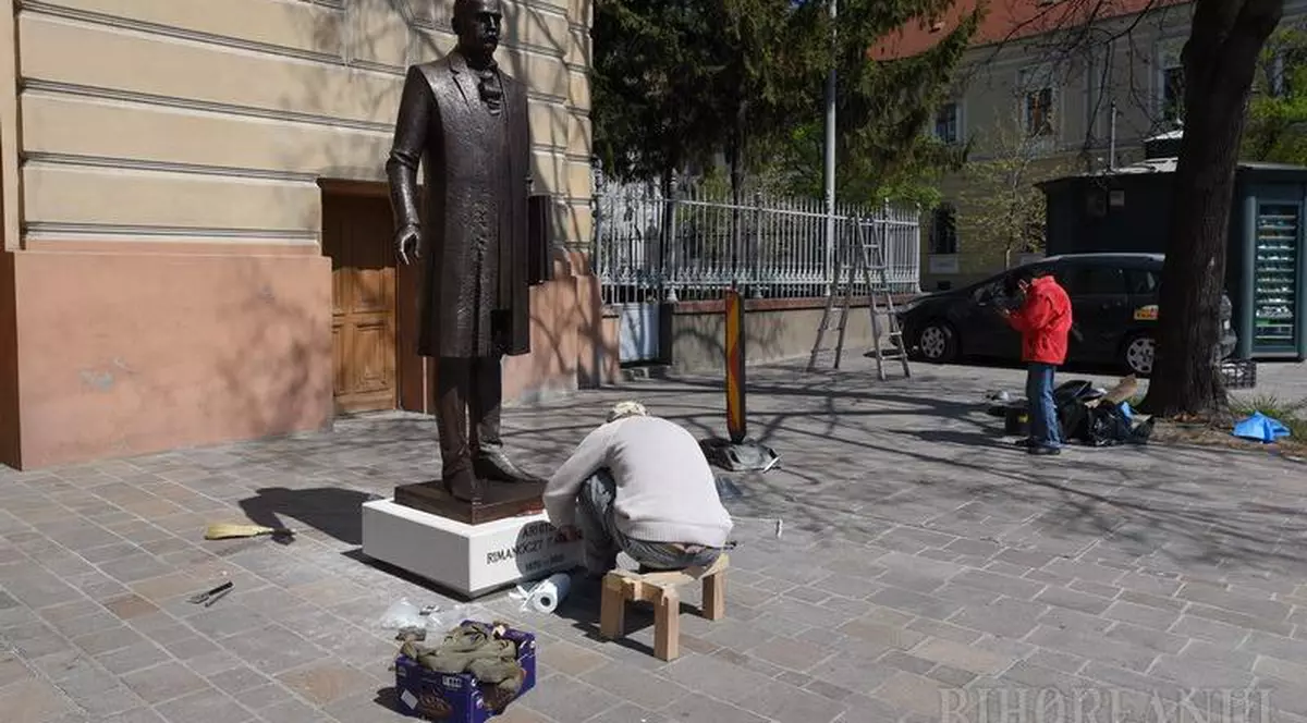 Primarul din Oradea a dezvelit în anonimat statuia de 400.000 de lei a arhitectului care a proiectat cele mai cunoscute clădiri din oraș