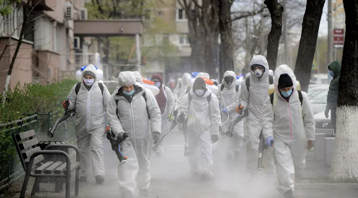 Pulverizarea străzilor cu dezinfectant este inutilă și poate fi chiar periculoasă. Iar ca risipă, e ca și cum am arunca bani în atmosferă