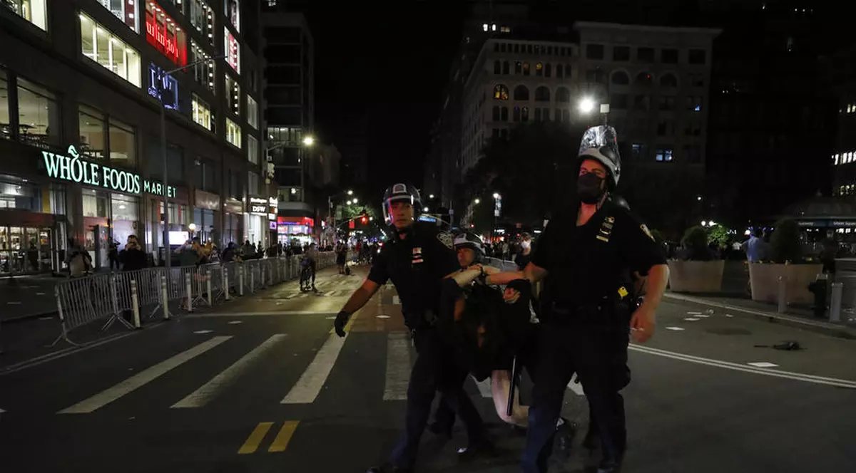 Un parlamentar american pregătește o lege care să elimine imunitatea polițiștilor