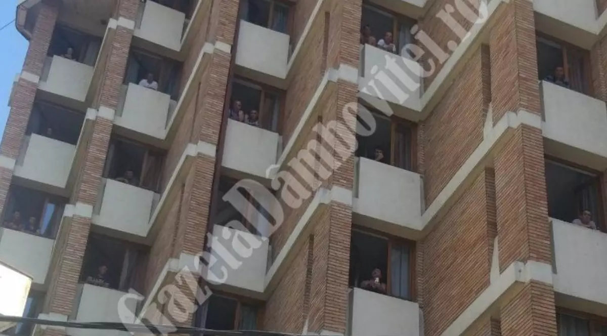 VIDEO | Persoanele carantinate dintr-un hotel din Târgovişte au fost încuiate în camere: „Ne țin închiși ca la pușcărie”