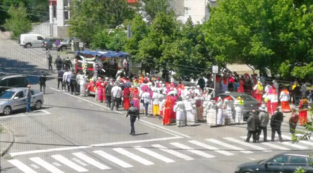 VIDEO | Sute de oameni, la înmormântarea nepotului unui bulibașă din Focșani. Ce au făcut jandarmii