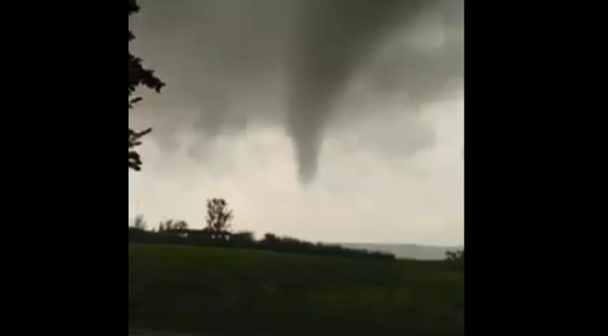 Imagini spectaculoase. Tornadă surprinsă în județul Botoșani