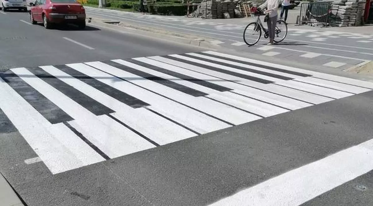 Trecere de pietoni în formă de clape de pian, desenată între Catedrală și Filarmonică, la Timișoara