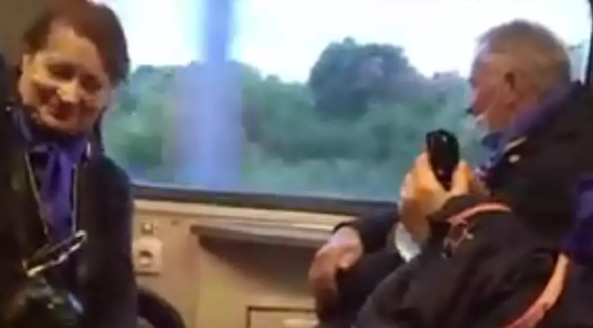 VIDEO | Imagini uluitoare dintr-un tren care circula pe ruta Brașov - București. Pasageri înghesuiți și fără măști