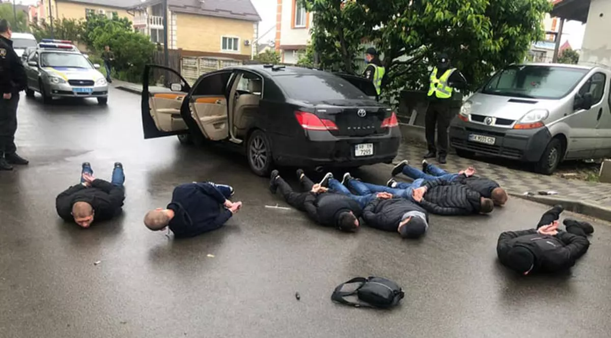 Poliția a reținut 10 persoane în urma schimburilor de focuri dintre transportatori din Kiev FOTO: KV.NPU.GOV.UA