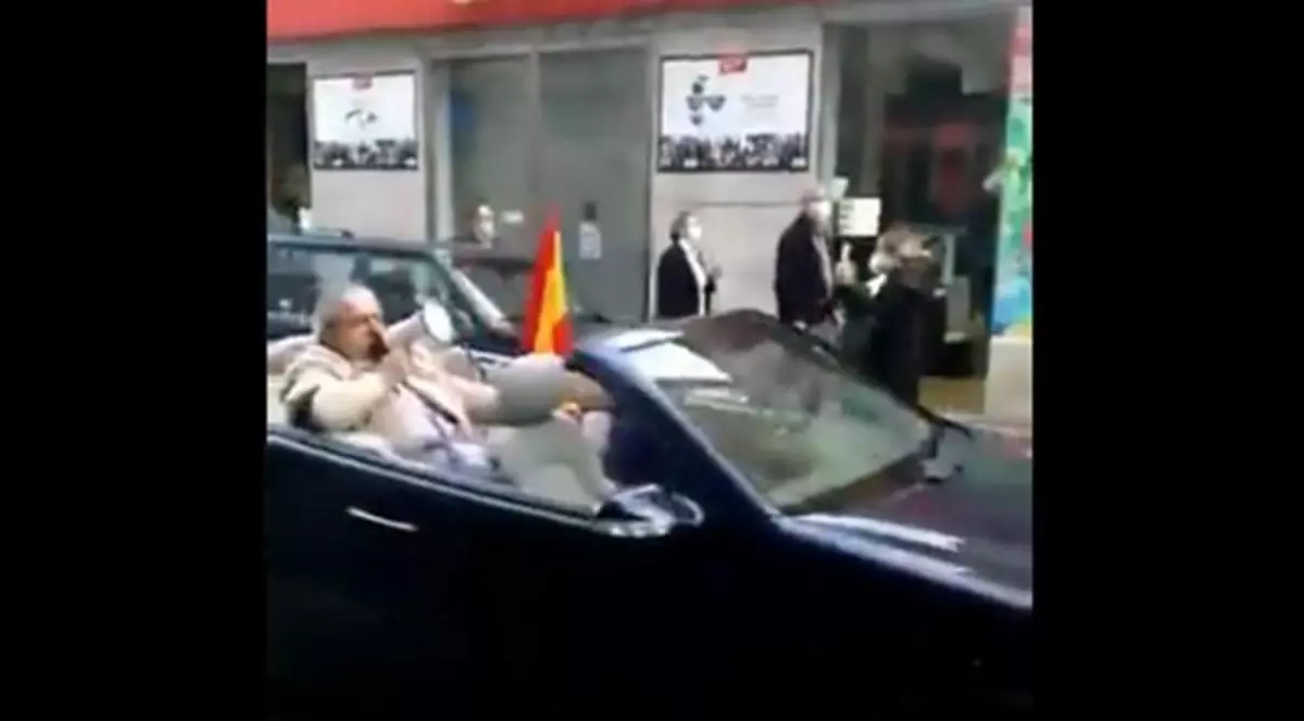 Videoclipul momentului. Un spaniol cere demisia guvernului dintr-o mașină decapotabilă cu șofer