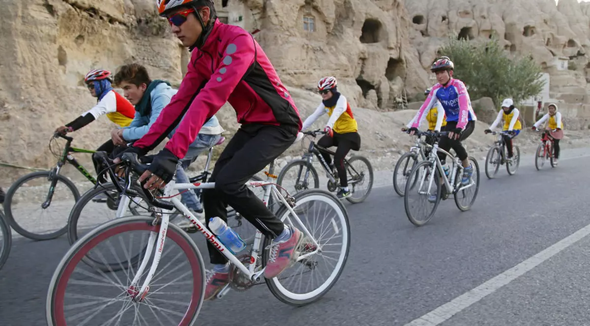 A fraudat statul 17 ani pe motiv că nu poate merge, dar a fost prins pe bicicletă, la o cursă de ciclism