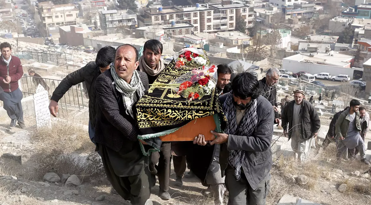 Atac sinucigaş în timpul unei ceremonii funerare în Afganistan. 40 de persoane au fost ucise