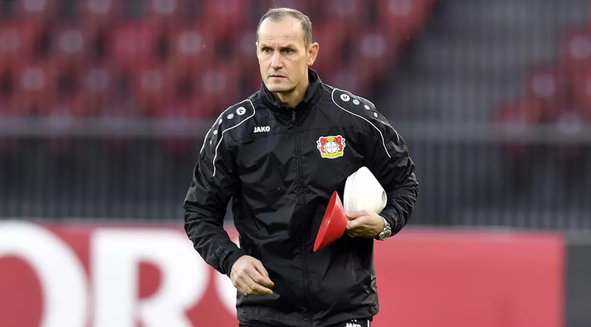 Antrenorul de la Augsburg ratează primul meci oficial, din cauză că s-a dus să cumpere pastă de dinți