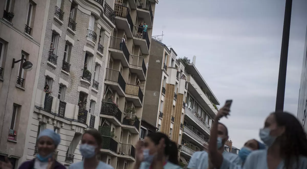 Protest al angajaţilor medicali la Paris: ”Vrem bani, nu medalii”