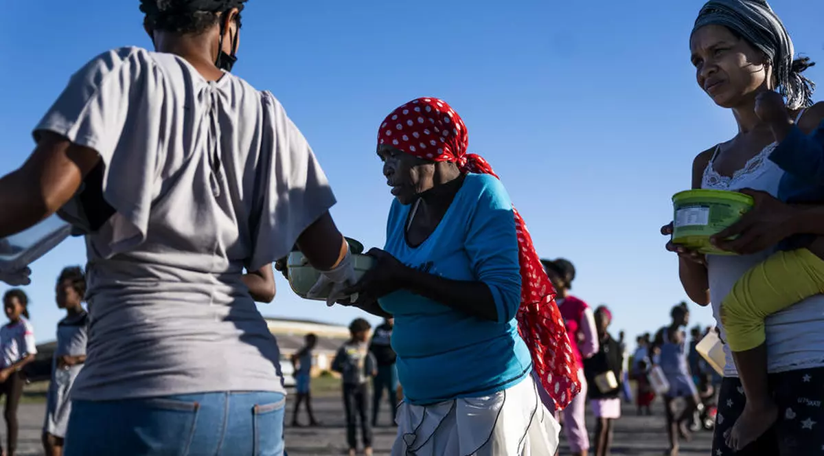 Mii de oameni au format cozi de kilometri pentru a primi ajutoare alimentare în Africa de Sud