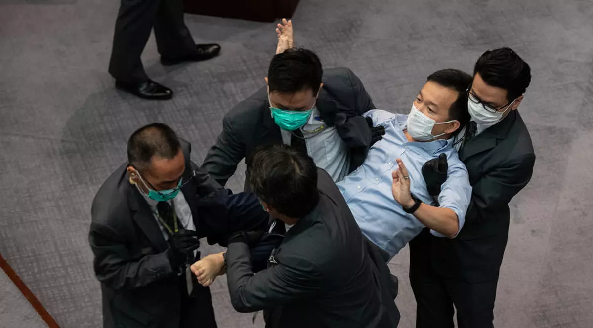 VIDEO | Bătaie în parlamentul din Hong Kong, între pro-democrați și pro-Beijing