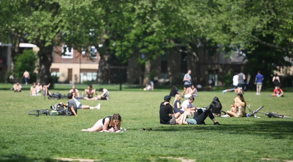 Oamenii au încercat să respecte regulile de distanțare socială în parcuri.