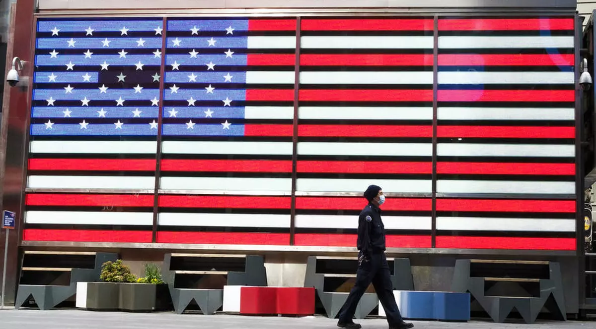 Prima pagină a ziarului New York Times doar cu numele și descrierea persoanelor decedate din cauza Covid 19