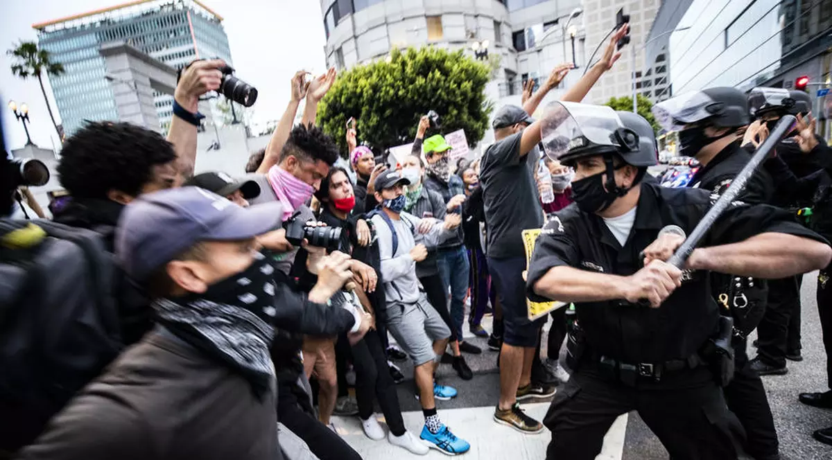 VIDEO | Protestele după moartea lui George Floyd s-au extins în SUA. Sediul CNN din Atlanta, atacat. Sute de manifestanți, la Casa Albă