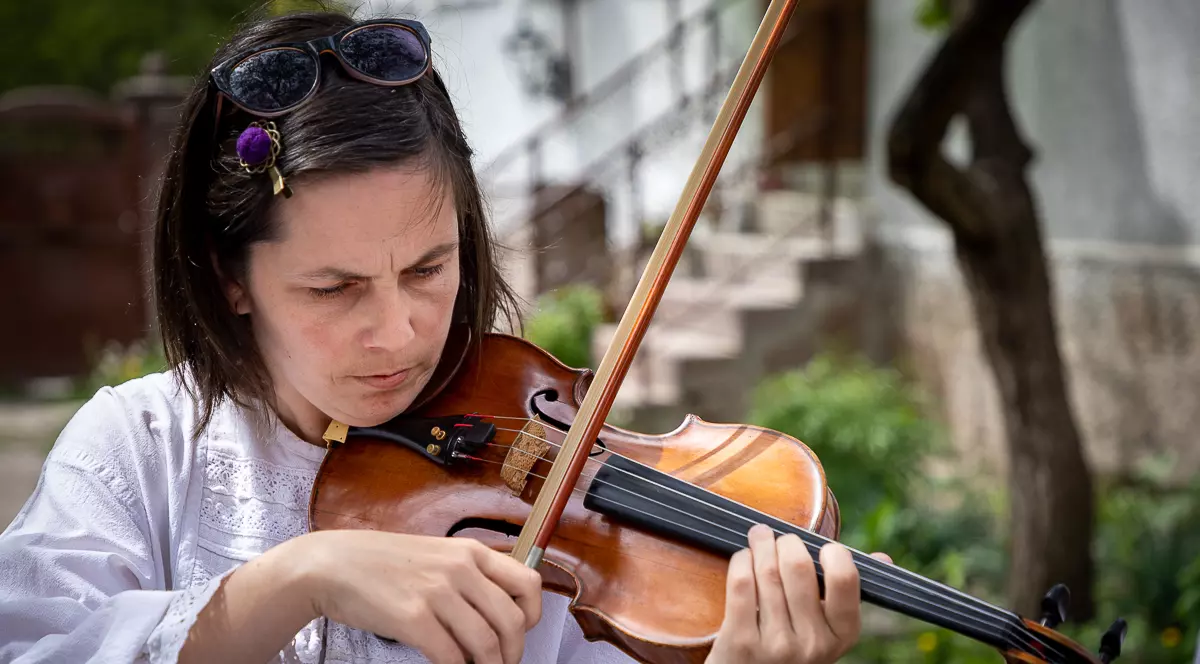 Lovită de o boală rară, o violonistă de 36 de ani din Covasna a uitat aproape totul, mai puțin muzica. “A uitat să plângă. Când o doare ceva, i se umplu ochii de lacrimi, dar râde”