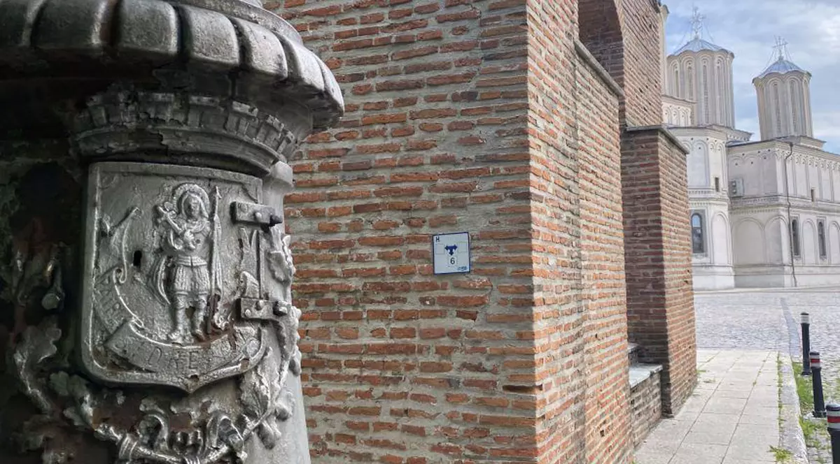 Istorie abandonată pe străzile din București. Stâlpi de iluminat de peste un secol, realizați de industriași francezi și germani