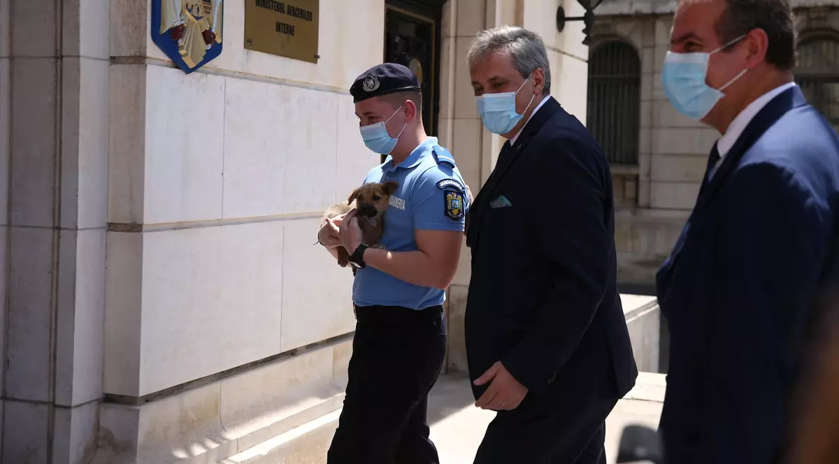 Marcel Vela a avut parte de o surpriză la ceremonia de semnare a contractului pentru achiziționarea de autospeciale. Ce cadou a primit ministrul