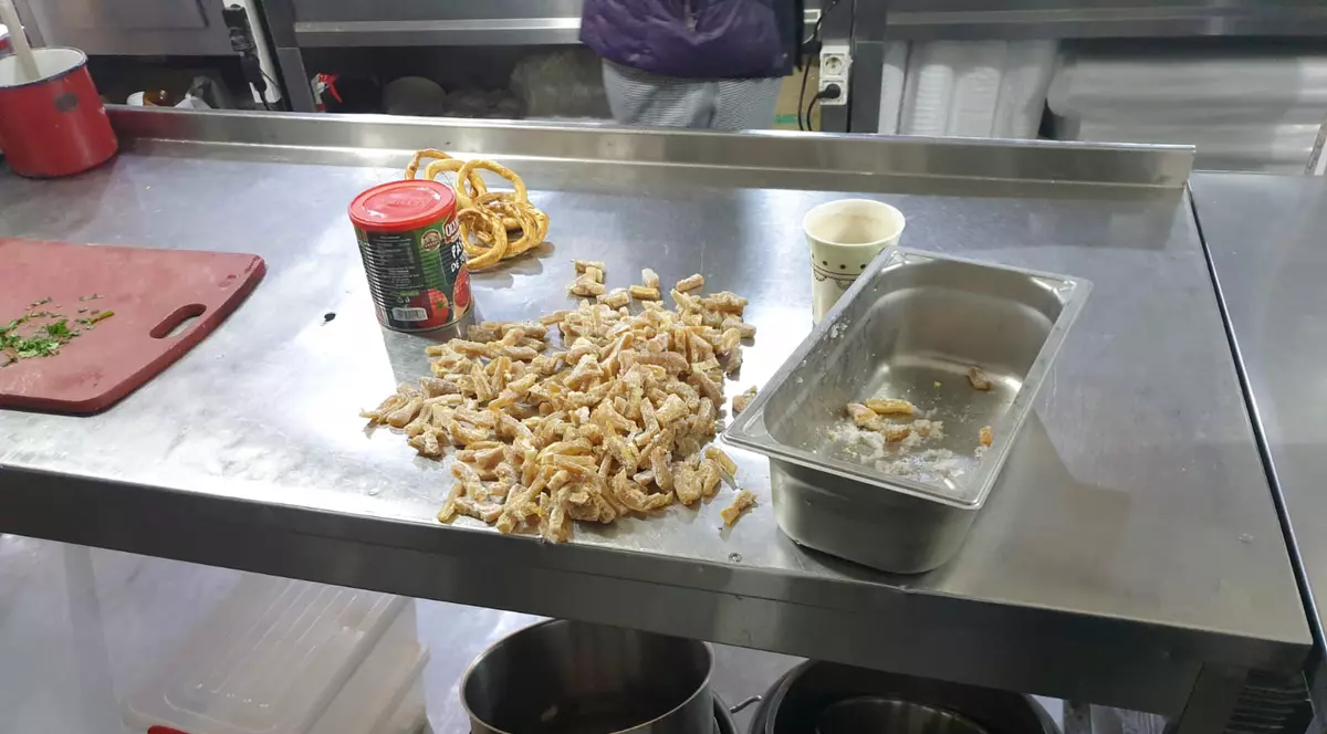 VIDEO|  Dezastru în Buzău. Mâncare expirată, mizerie și jucării interzise în UE, descoperite în magazine. Amenzile date de ANPC sunt uriașe