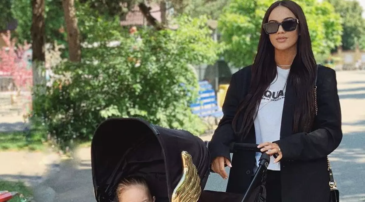 Betty Stoian îi taie moțul fiului ei, Matthias. Când va avea loc evenimentul și ce semnificație are ziua aleasă de artistă și soțul ei