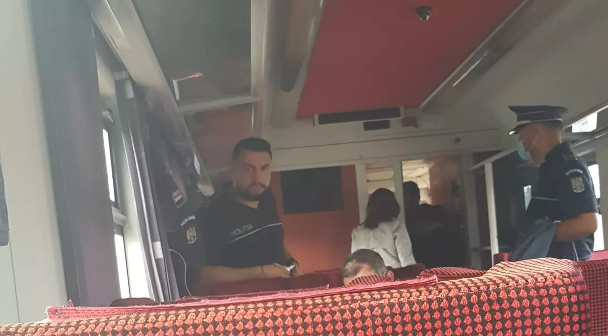 Cum încalcă un polițist legea: fără mască de protecție, într-o călătorie de două ore cu trenul