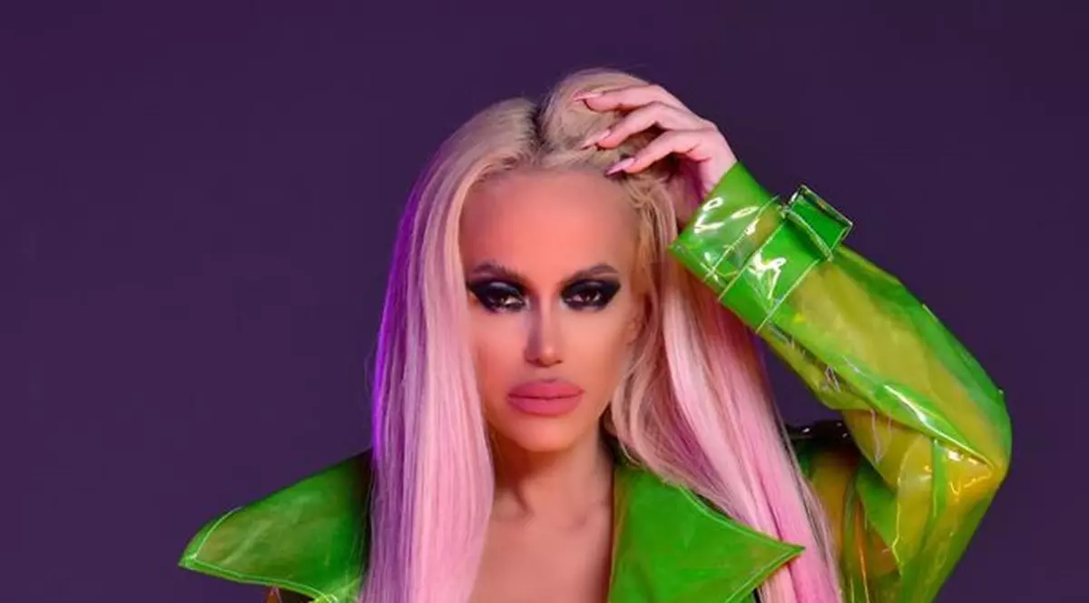 Anda Adam le-a arătat tuturor bolidul de lux pe care îl conduce. A scos din buzunar aproximativ 150.000 de euro și l-a personalizat după gustul ei